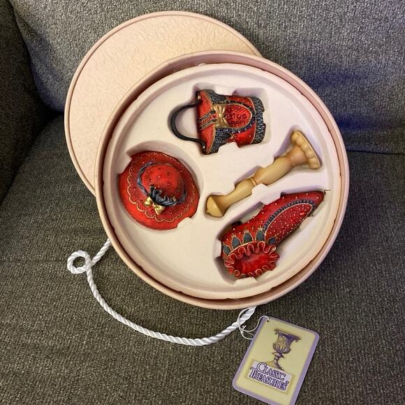Gift Set Classic Treasures Nostalgic Decor Display Red Heart Society Christmas - Picture 1 of 11